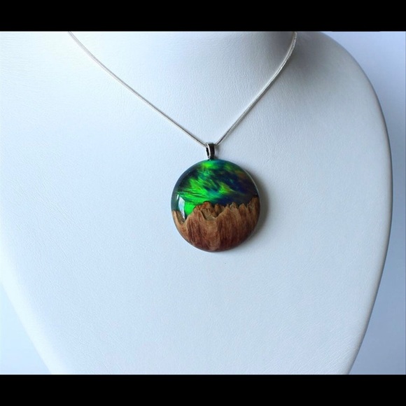 “Northern Lights” Polar Aurora Borealis Realism Holo Mountain Night Sky Necklace - Picture 7 of 17